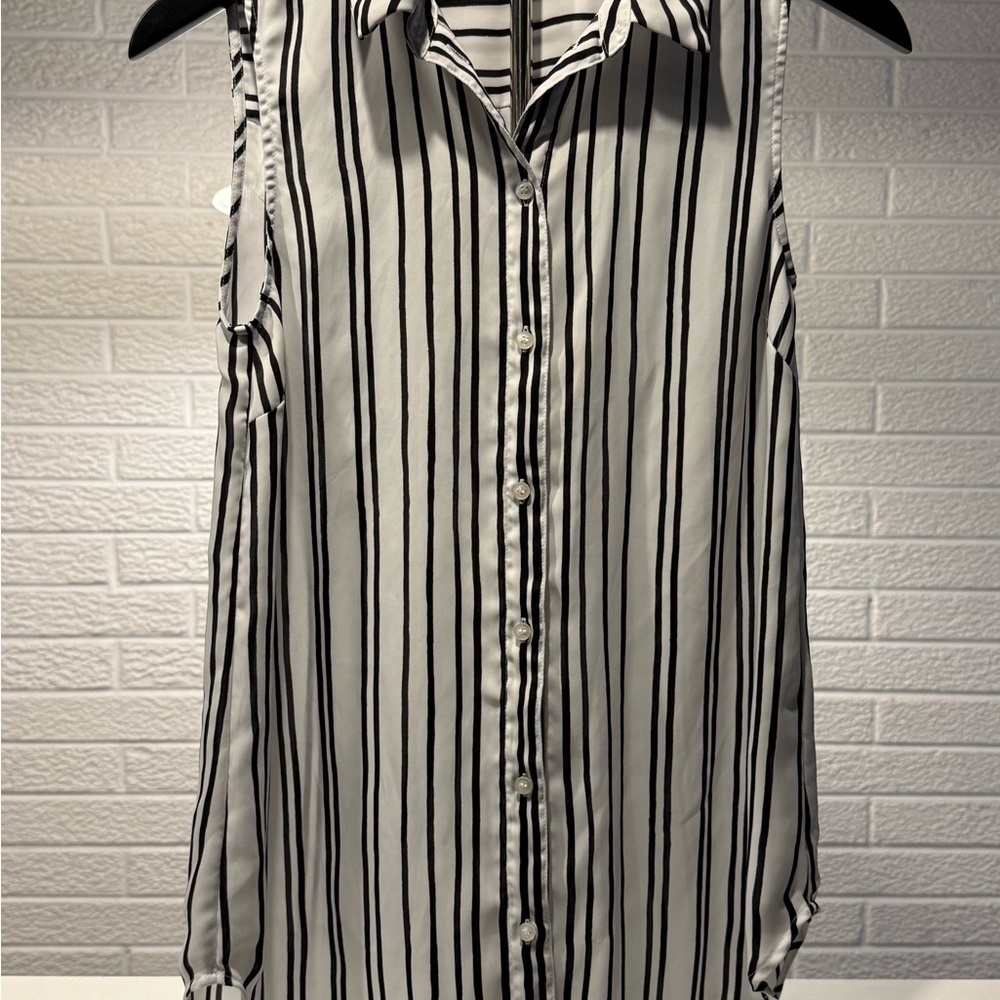H&M Black and White Sleeveless‎ Button Down Shirt